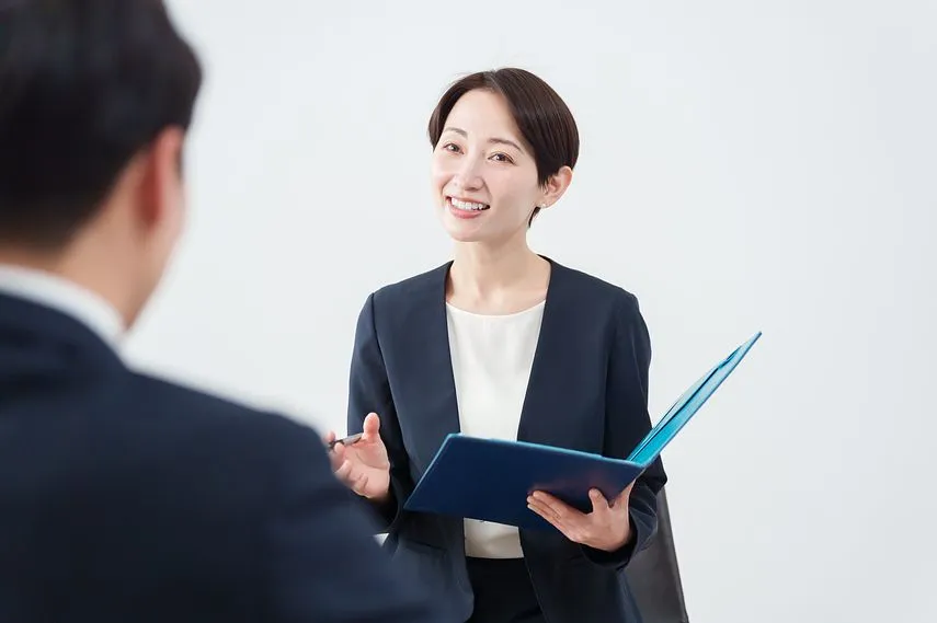 女性が男性にファクタリングの金利について解説している画像