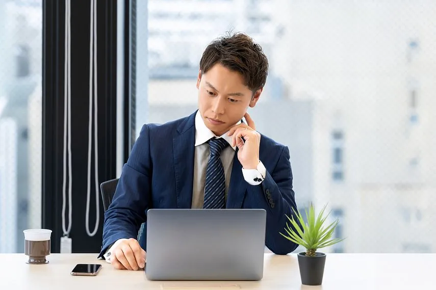 ファクタリングの利用を検討している男性とPC