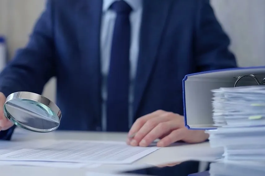 ビジネスローンについて調べている男性