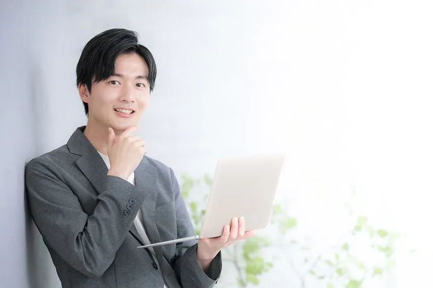 PCを持った男性