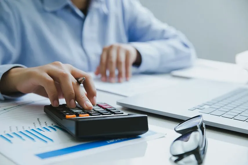 事業資金について計算をしている男性