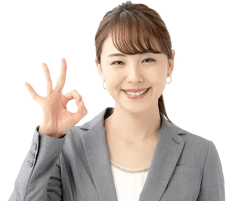 右手を丸にして笑う女性